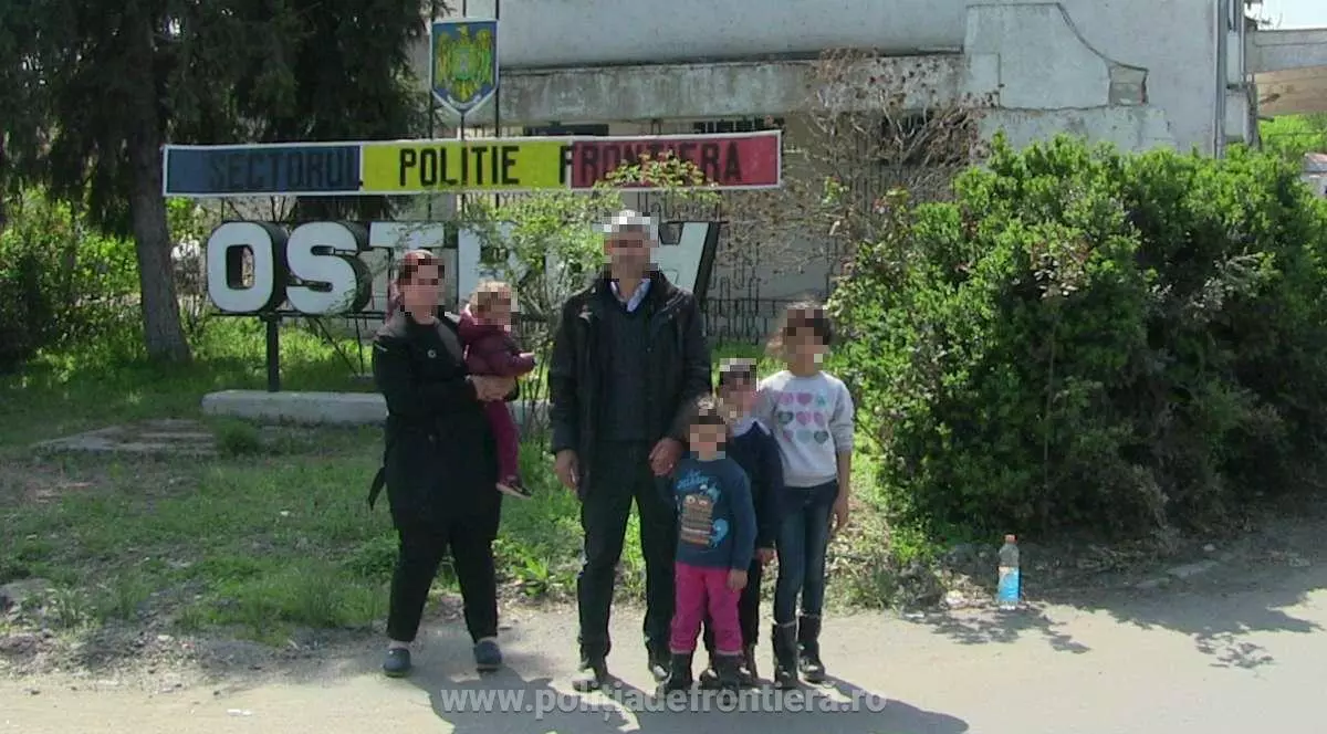 Doi sirieni au vrut să intre ilegal în România cu cei patru copii ai lor. familie de refugiați sirieni în vamă la Ostrov