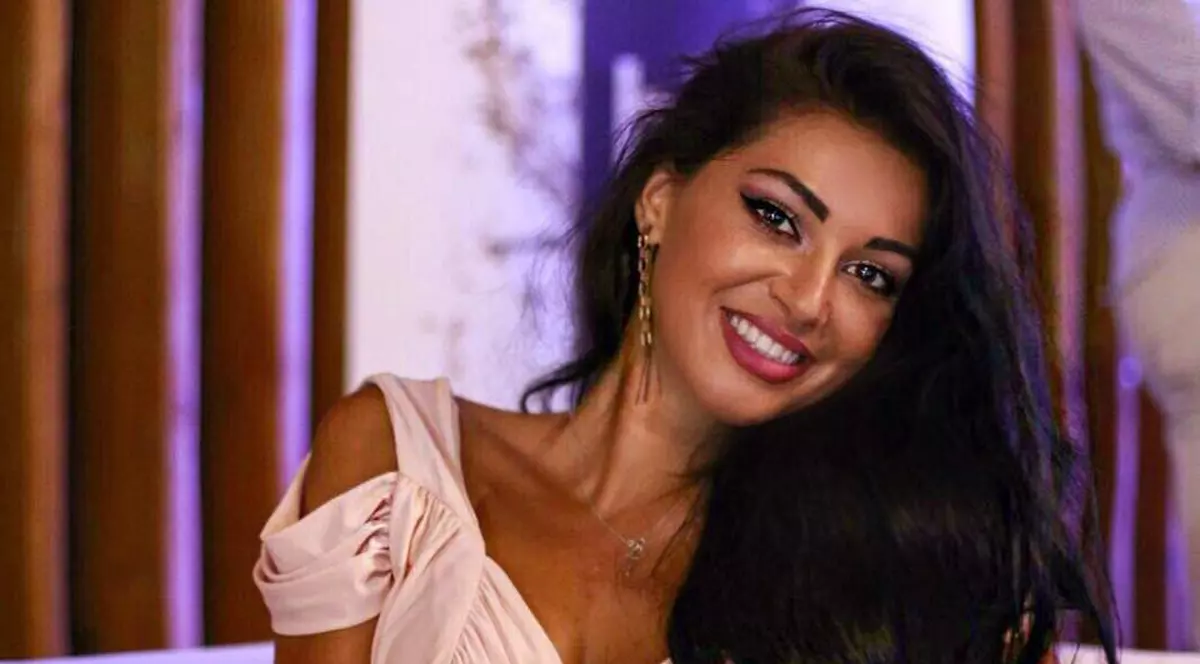 Ce fericită e Elena Ionescu în brațele soțului. Imaginea tandreții de Paște