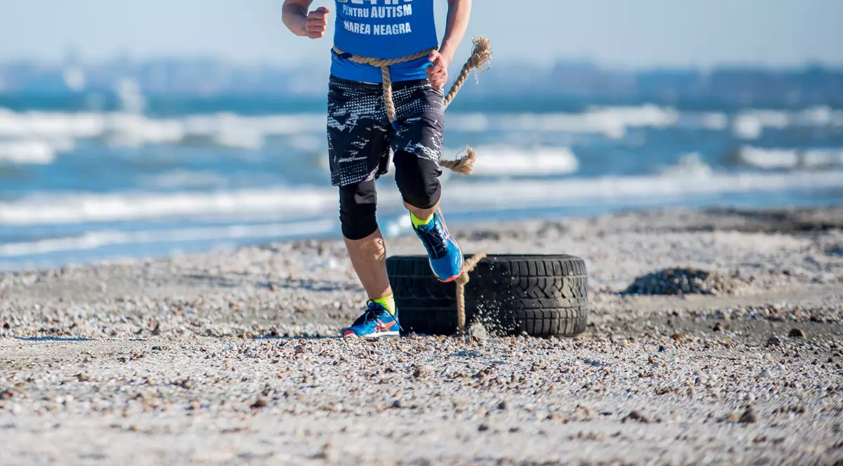 “Alerg 24h Autism Marea Neagră”, un ultramaraton de 24 de ore pe nisipul din staţiunea Mamaia