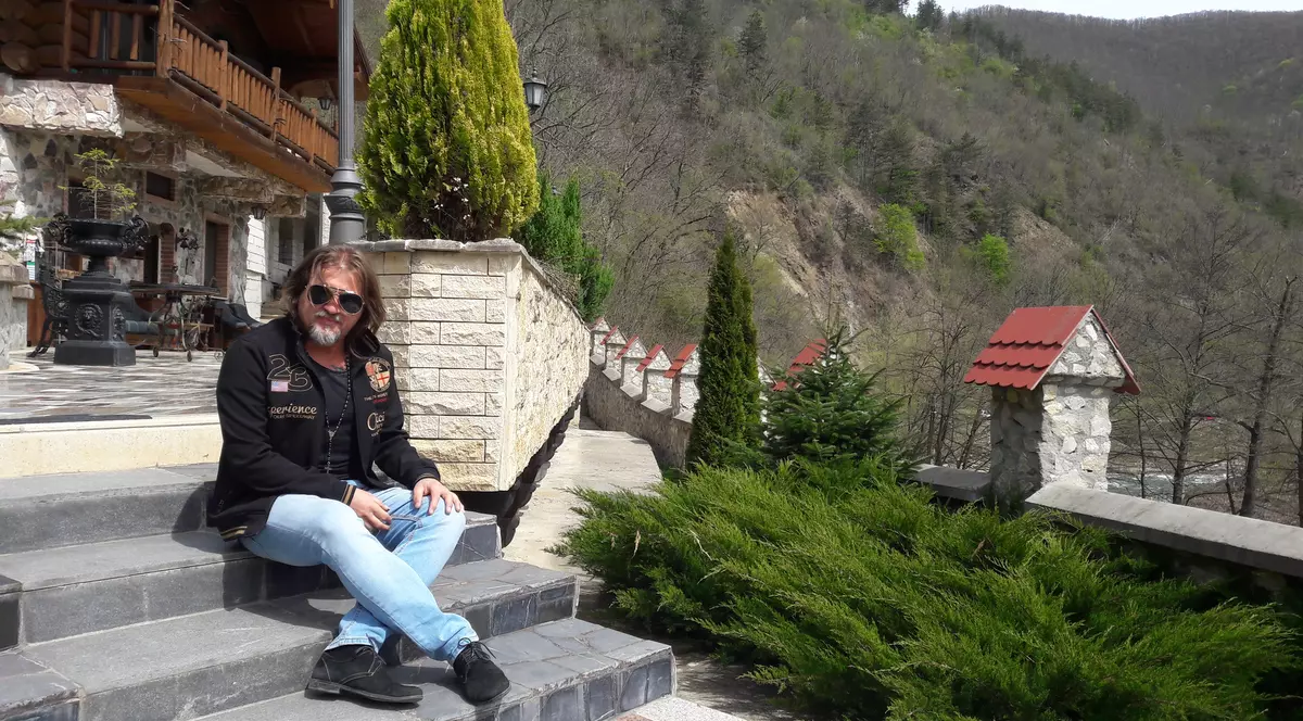 EXCLUSIV/Unul dintre artiștii cândva invidiați pentru bunăstarea sa, Adrian Sărmășan, își vinde hainele în piața de vechituri