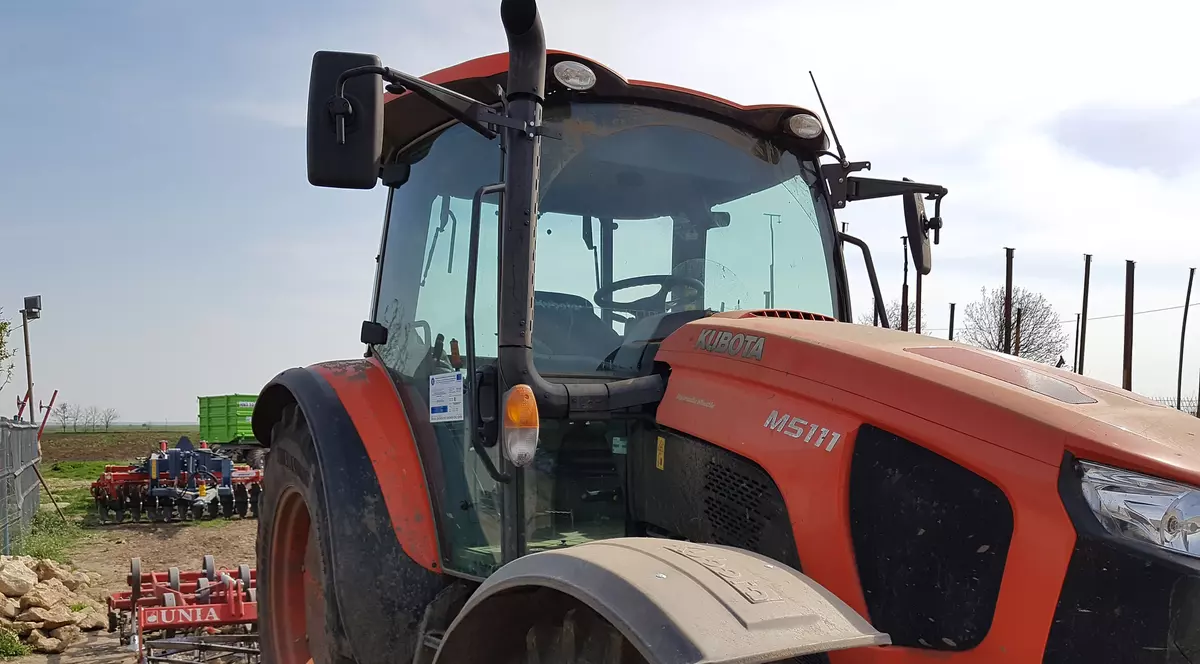 Insula Mare a Brăilei va fi cea mai mare fermă de lucernă din lume. Tractor de culoare roșie, de generație nouă, stând pe loc