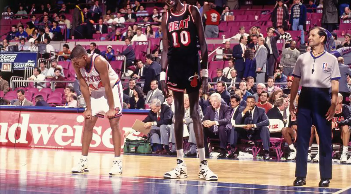 Dezvăluiri fabuloase despre Manute Bol, cel mai înalt baschetbalist din istoria NBA. Bea bere mereu și își făcea semne pe cap