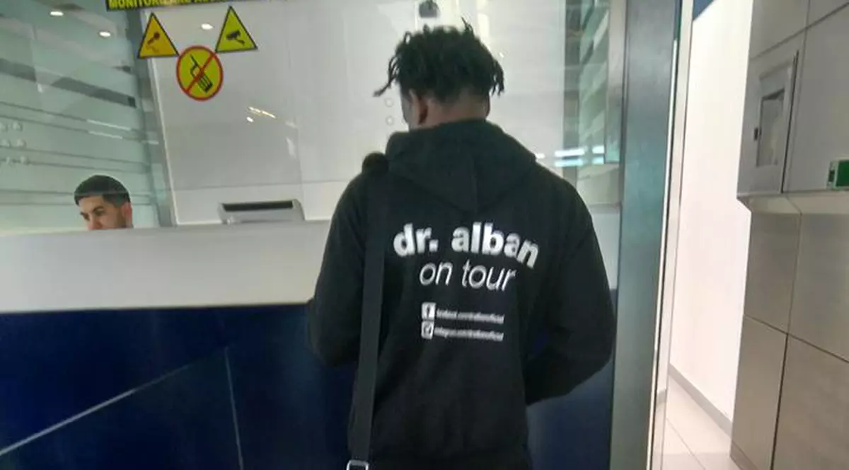 EXCLUSIV/ Cândva celebru artist, Dr. Alban face naveta Stockholm-București la clasa economică! Pentru amatorii de băgat în seamă, poartă numele său pe hanorac