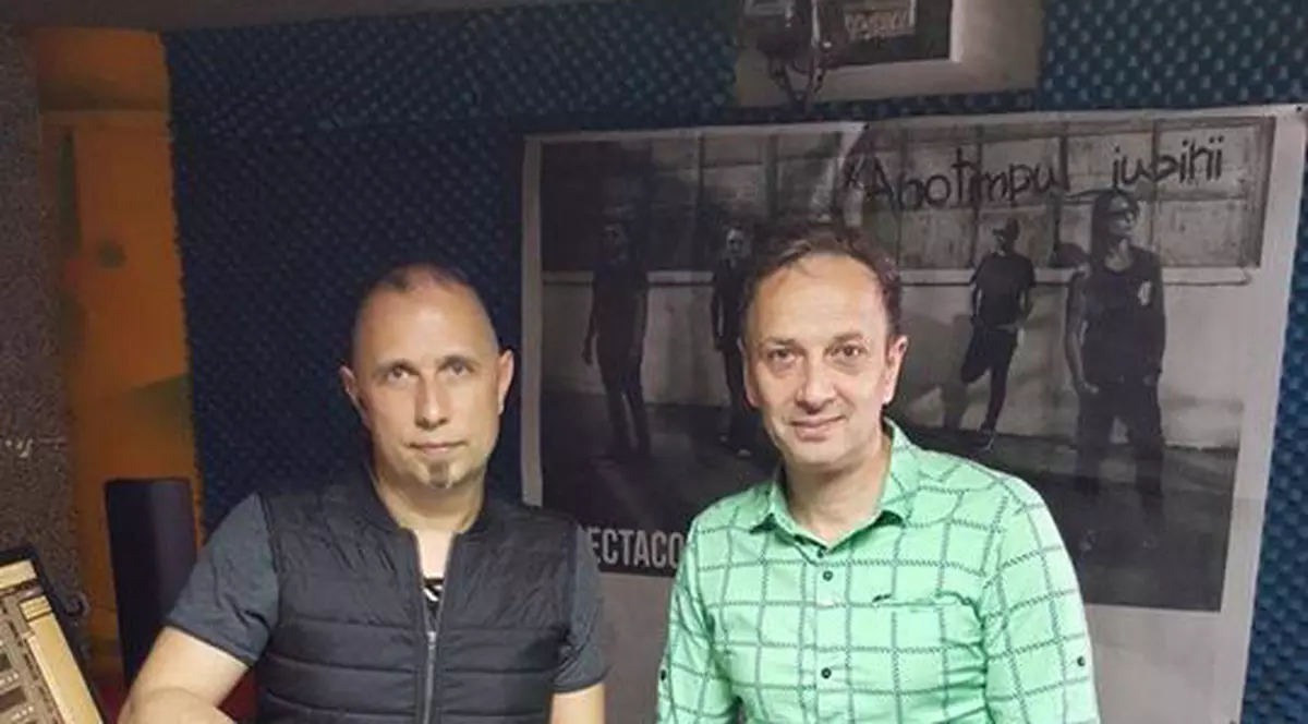 EXCLUSIV/Băieții de la Proconsul, între mâncare și biserică. Dragoș, liderul trupei, organizează un grătar la care se dezbate ...Apocalipsa