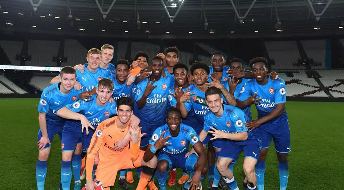 Vlad Dragomir, campion cu Arsenal Londra în Premier League 2
