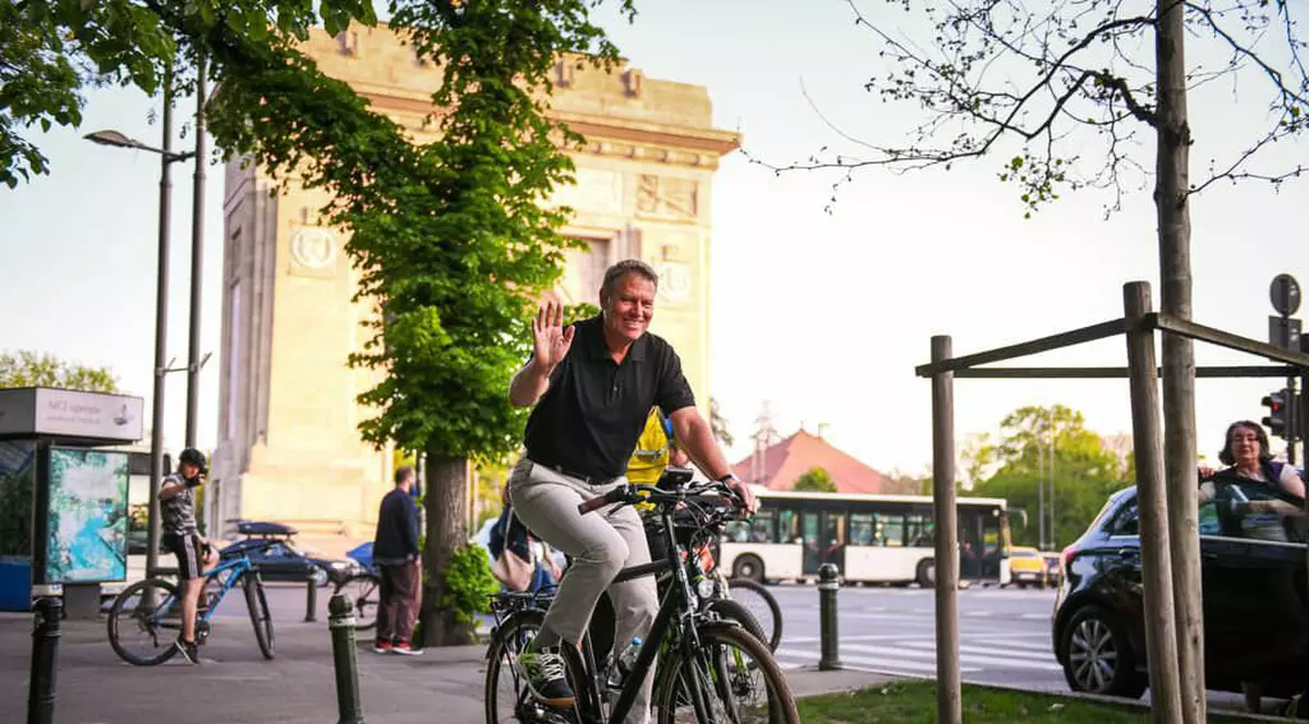 Klaus Iohannis, declarații despre principalele dosare politice, la o plimbare cu bicicleta (FOTO)