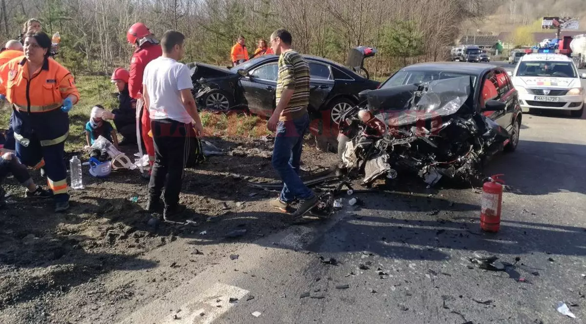 Copil de 2 ani mort și 5 persoane rănite, într-un accident la Vâlcea. Cele două mașini tamponate, iar pe lângă ele se află martori și echipajele de salvare