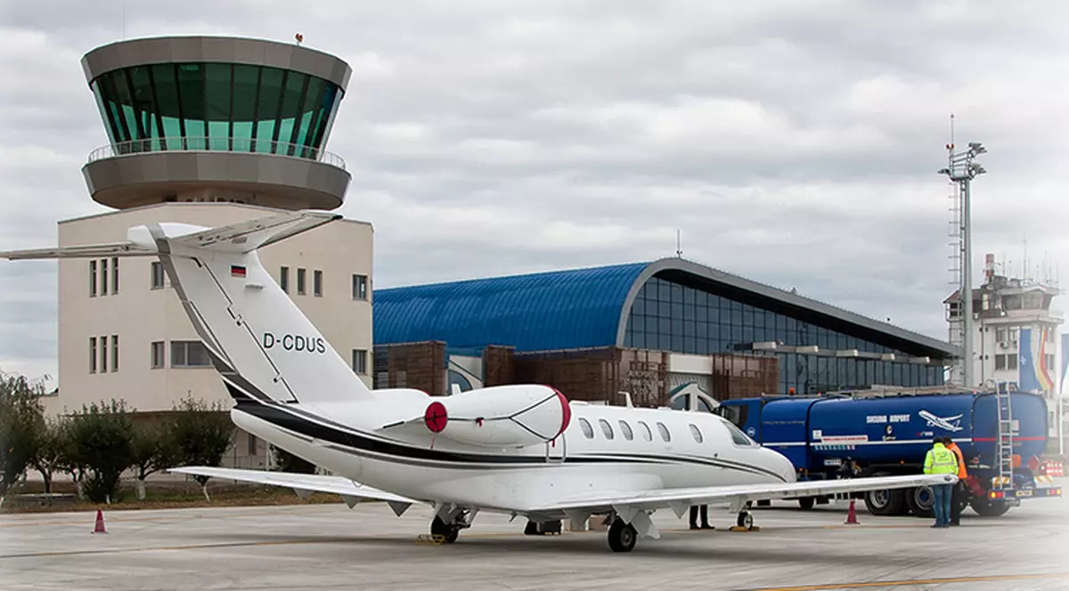 Noul turn de control de pe Aeroportul Suceava nu poate fi folosit. Un avion de mici dimensiuni, alimentat de o cisternă, lângă noul turn de control de pe Aeroportul din Suceava