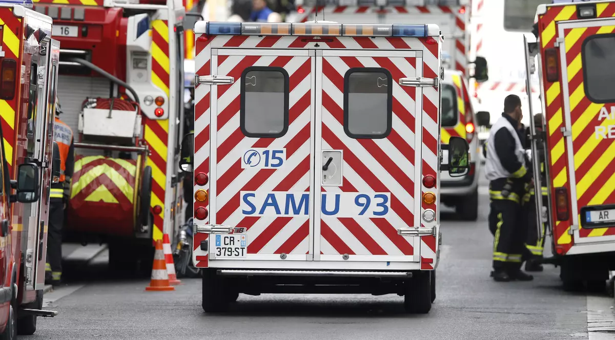 O femeie și fiica ei au căzut de la etaj peste un trecător pe care l-au omorât. O ambulanță din sistemul medical francez