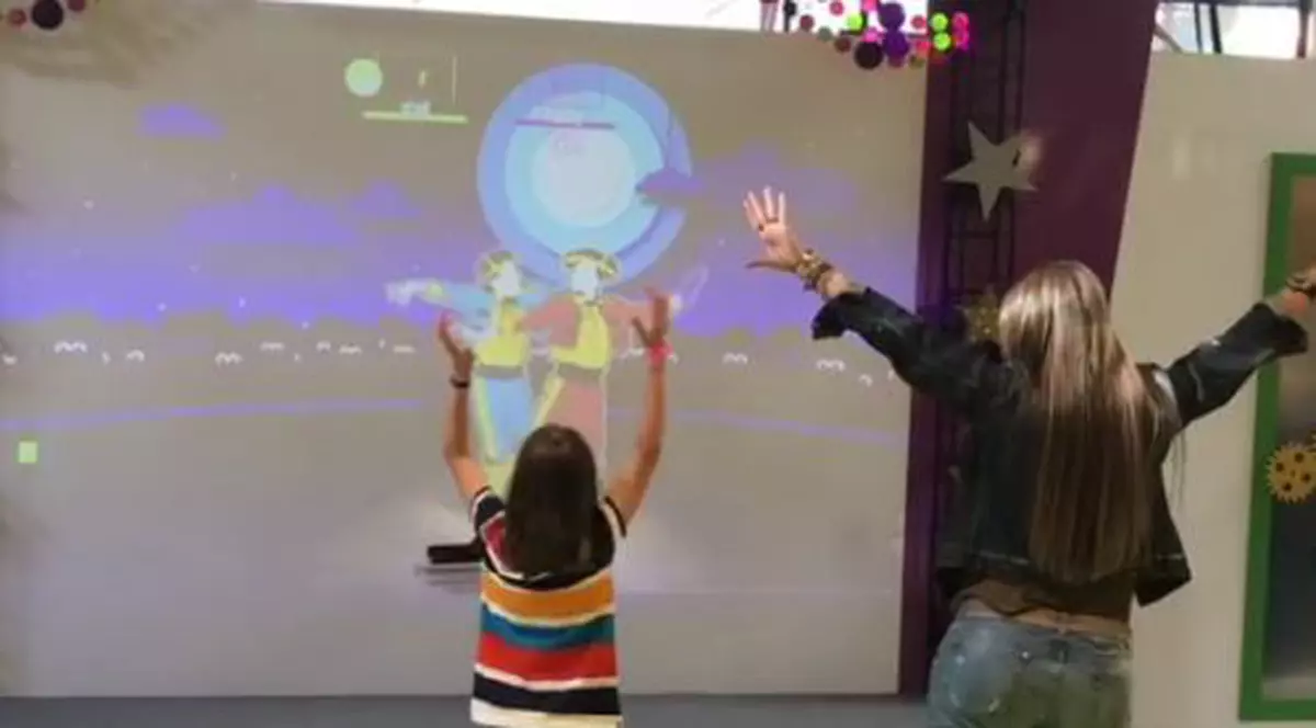 Anamaria Prodan dansând alături de Reghe Junior