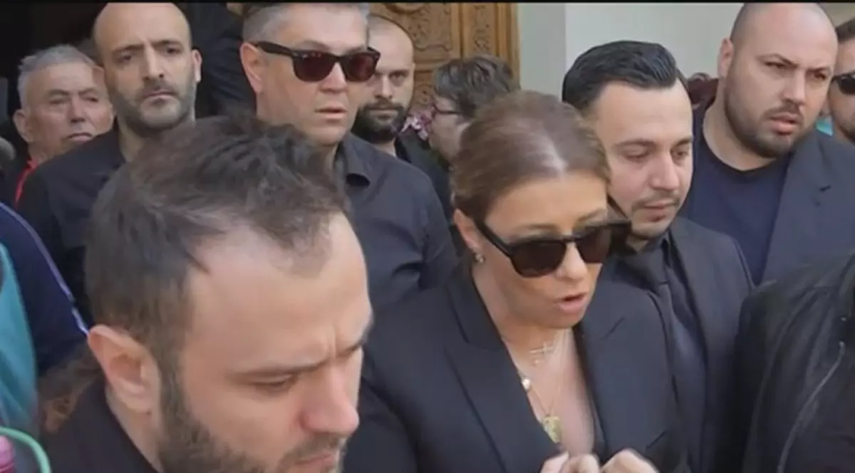 Bătaie pe CD-urile Ionelei Prodan, la Cimitirul Bellu. Anamaria a intervenit imediat