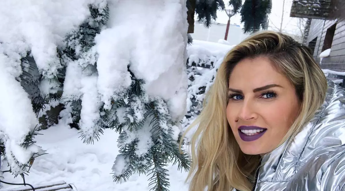 Andreea Bănică și-a scos alunița de pe față. Cum arată artista acum