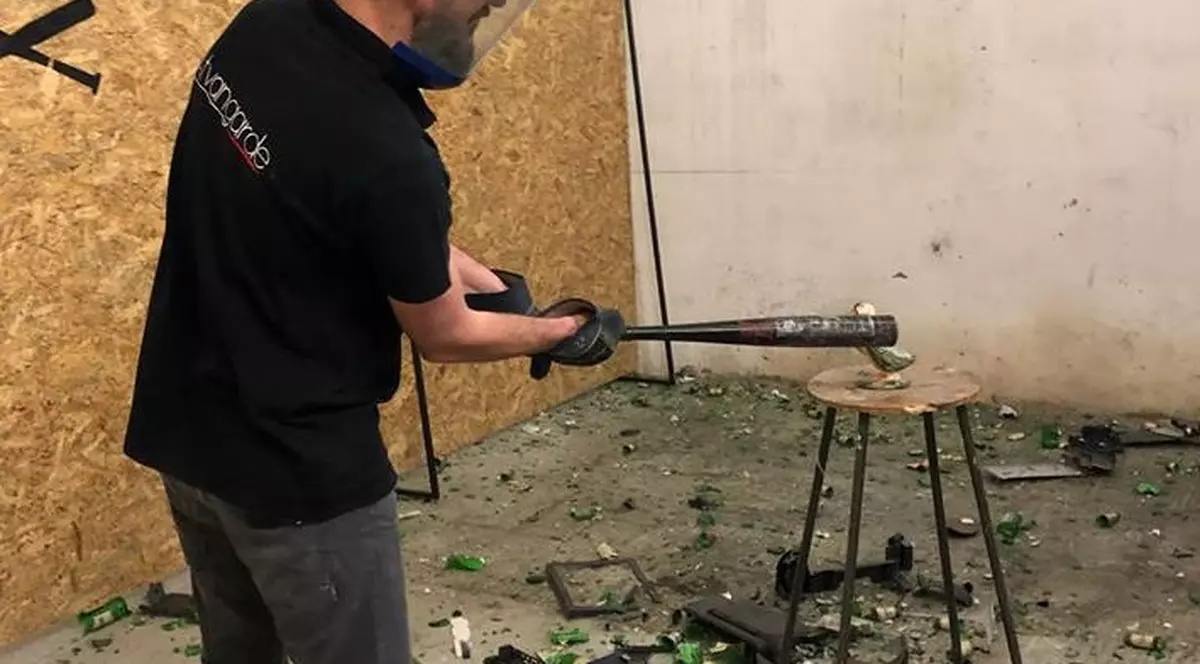 Primul anger room din România. Clienșii pot sparge diverse obiecte contra cost