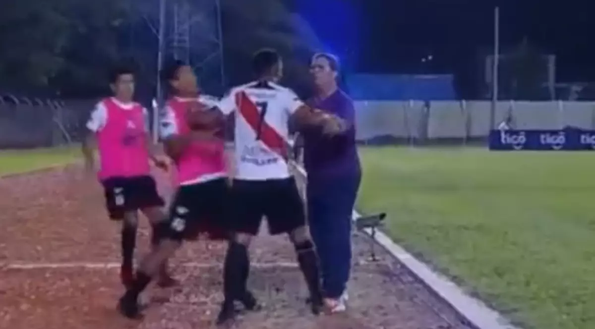 Un fotbalist și-a lovit antrenorul pentru că a ”îndrăznit” să-l schimbe!