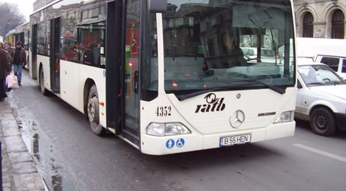 Un șofer RATB a închis ușa autobuzului peste un bebeluș aflat în cărucior