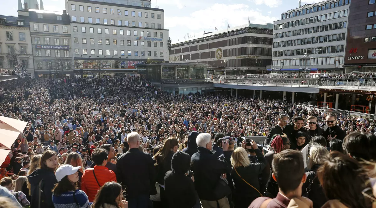 Mii de oameni s-au adunat în Stockholm pentru a-l plânge pe Avicii