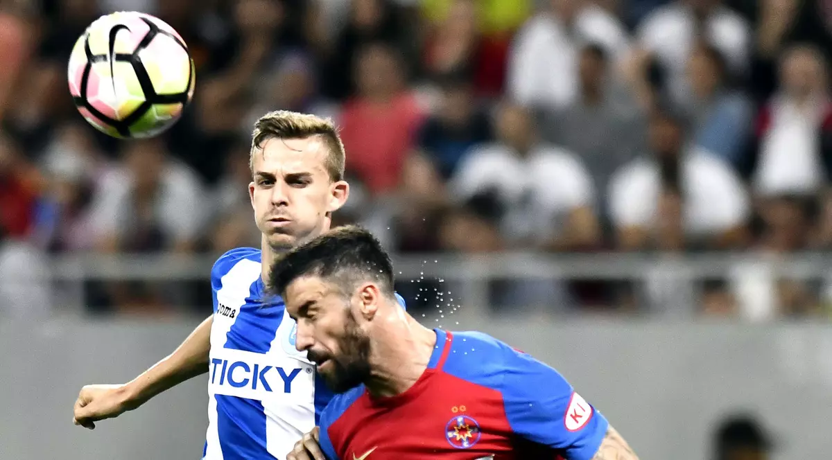 Nicusor Bancu si Gabriel Enache in meciul de fotbal dintre FCSB si CS Universitatea Craiova, disputat pe Arena Nationala in cadrul playoff-ului Ligii 1 Orange, sambata 13 mai 2017.Razvan Pasarica/SPORT PICTURES