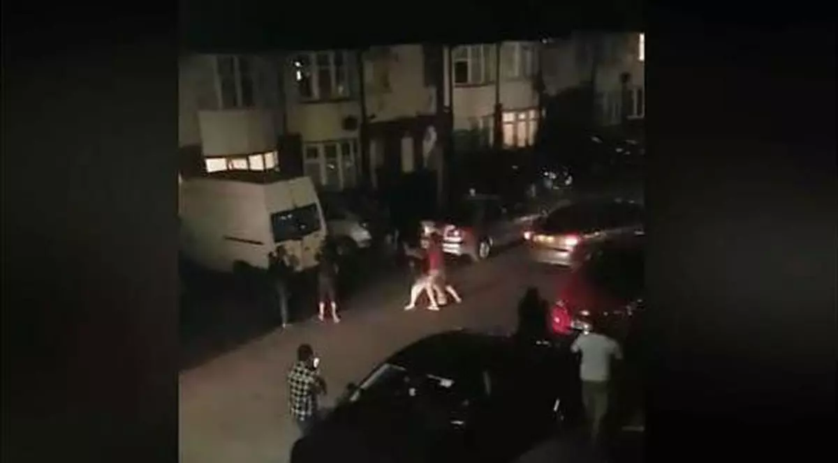 Bătaie între români, în cartierul Luton din Mare Britanie. Imagini cu scandalul dintre români, surprinse de vecinii din zonă