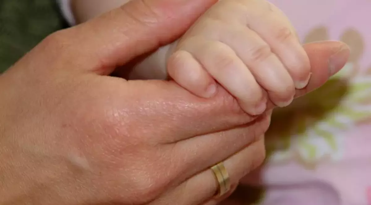 Bebeluș blocat în mașină, salvat de pompieri în Roman