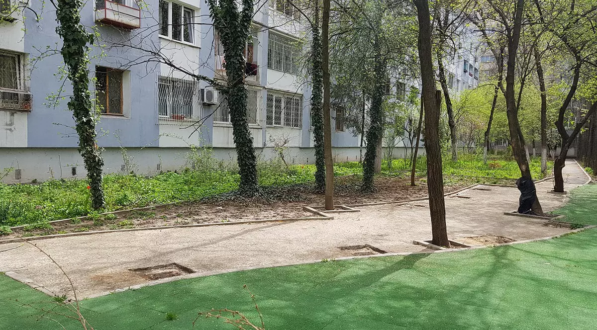 ȘTIREA MEA/ Băncile din apropierea unor blocuri din Sectorul 6, scoase de Primărie din cauza persoanelor fără adăpost