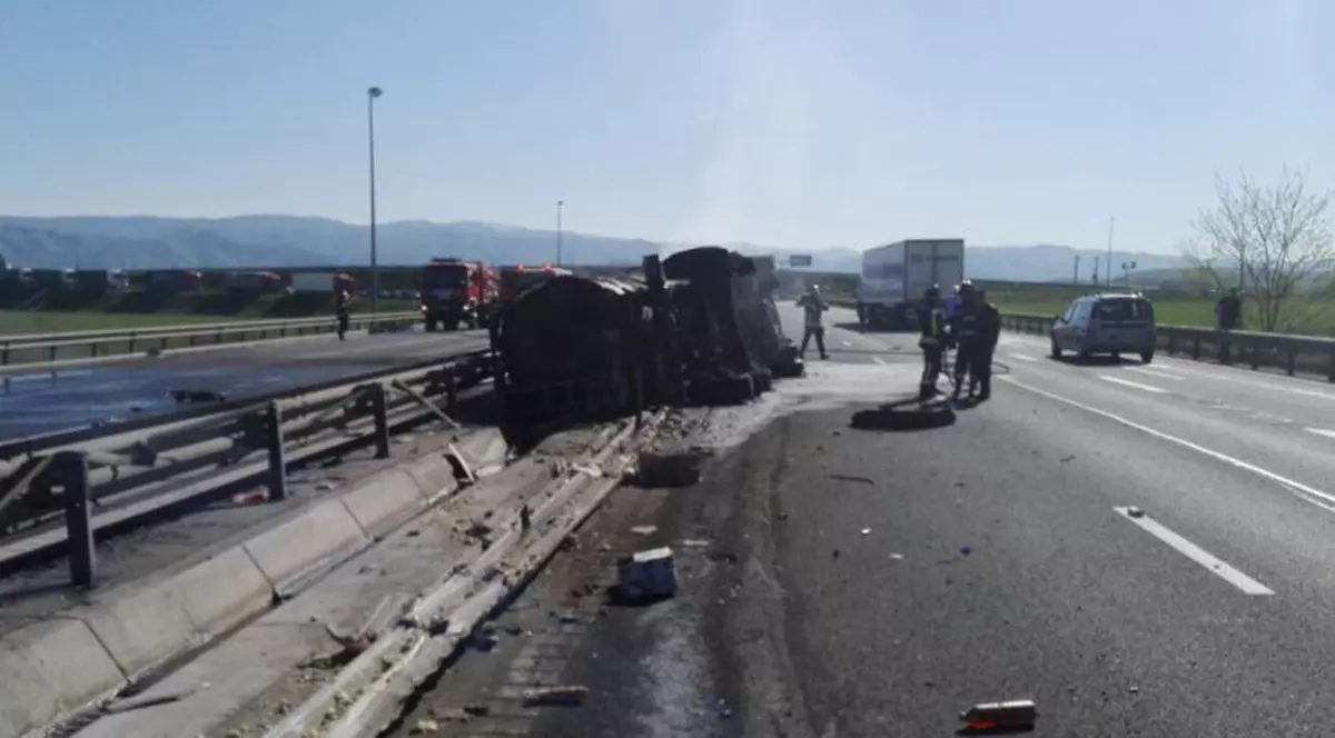 O cisternă plină cu vin a luat foc pe autostrada A1 Sibiu - Sebeş