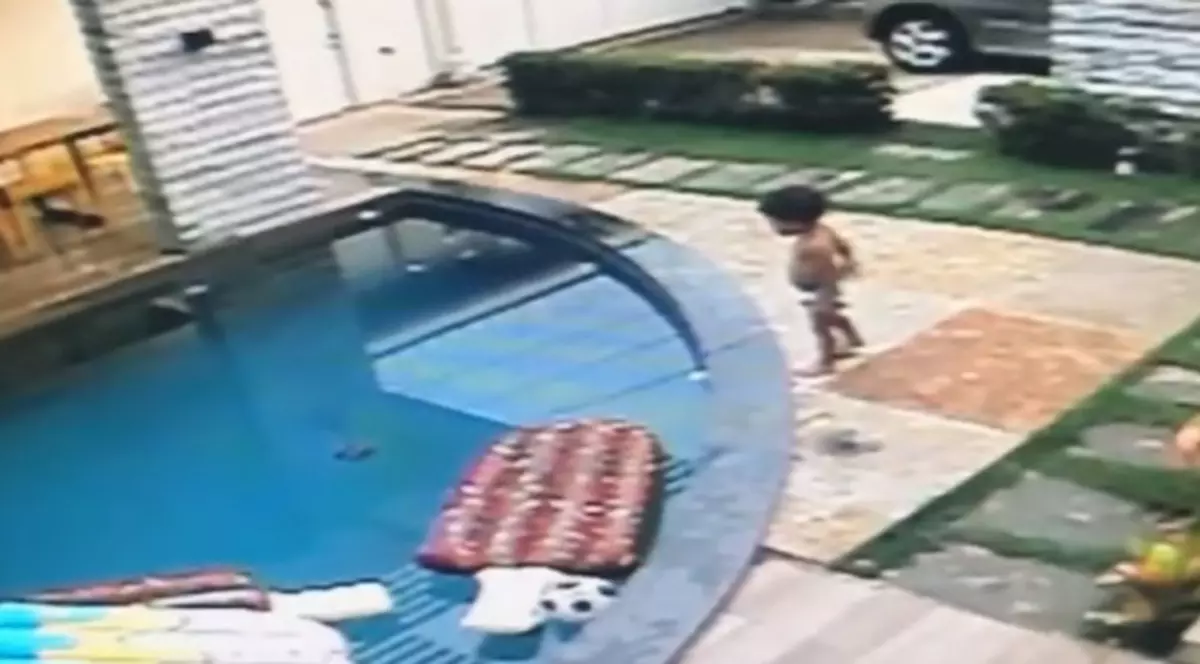 Un băiat de 7 ani din Brazilia și-a salvat fratele mai mic de la înec. Imagine de pe o camera de supraveghere, înainte ca un copil să cadă în piscină, în Brazilia