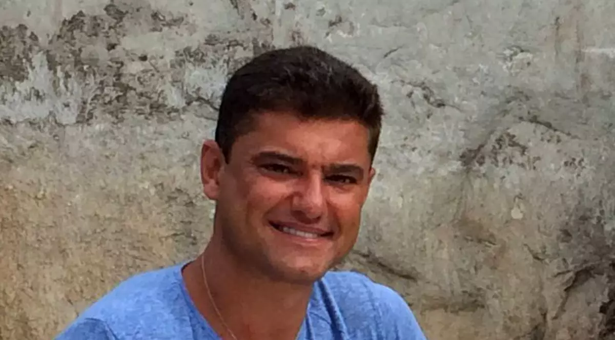 Cristian Boureanu a fost condamnat la 2 ani de închisoare cu suspendare. Cristian Boureanu, într-un tricou albastru, zâmbind... în fața unui zid