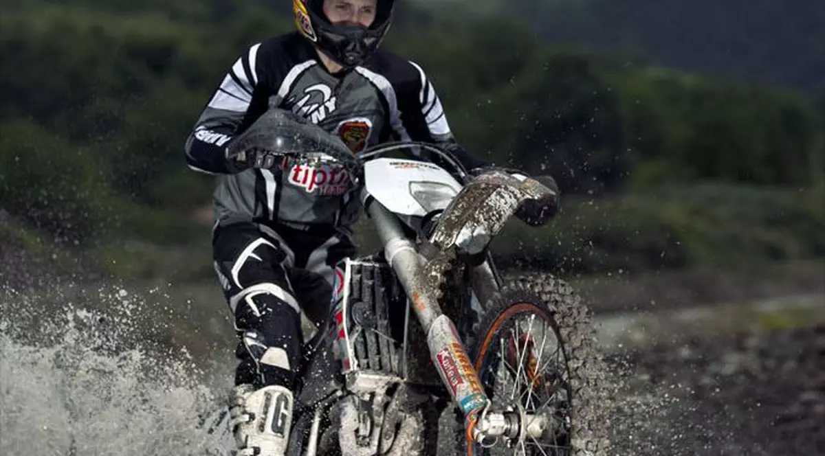 EXCLUSIV/Dani Oțil: “Nu am mai dormit acasă în weekenduri de câțiva ani”. Ce presupune viața unui pasionat de enduro