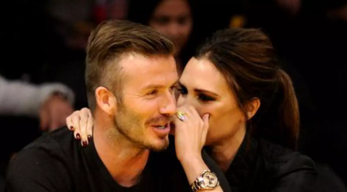David și Victoria Beckham, petrecere de 30.000 de lire sterline. Victoria Beckham îi șoptește ceva, la ureche, lui David