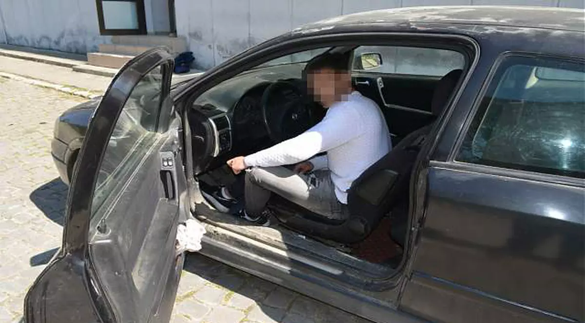 Doi adolescenți din Botoșani au furat mașina cu pomenile unui vecin