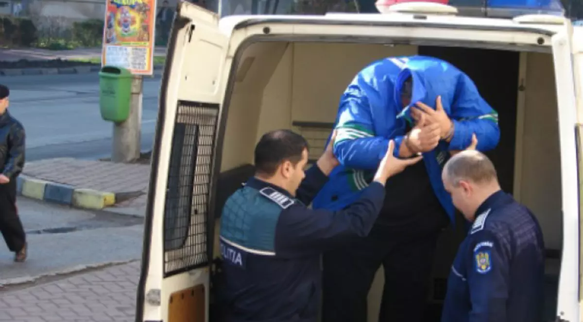 Doi italieni, prinși la furat într-un club din Mamaia. Hoții prinși de polițiști au vrut să fure un lănțișor