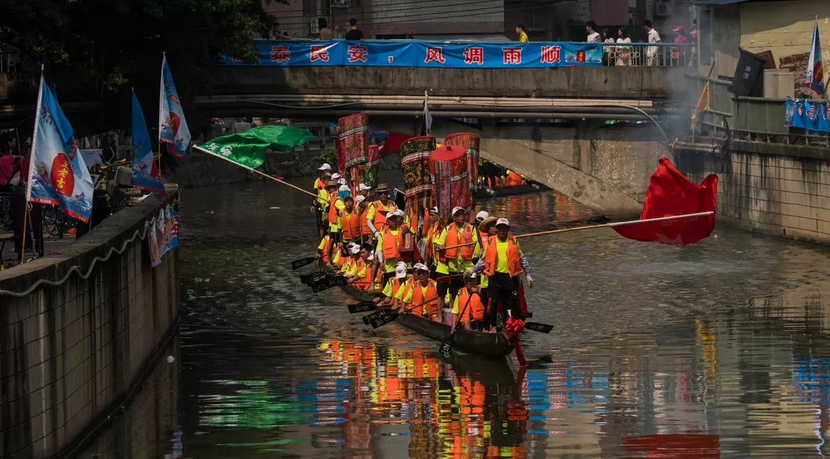 Două bărci-dragon s-au ciocnit pe un râu din China