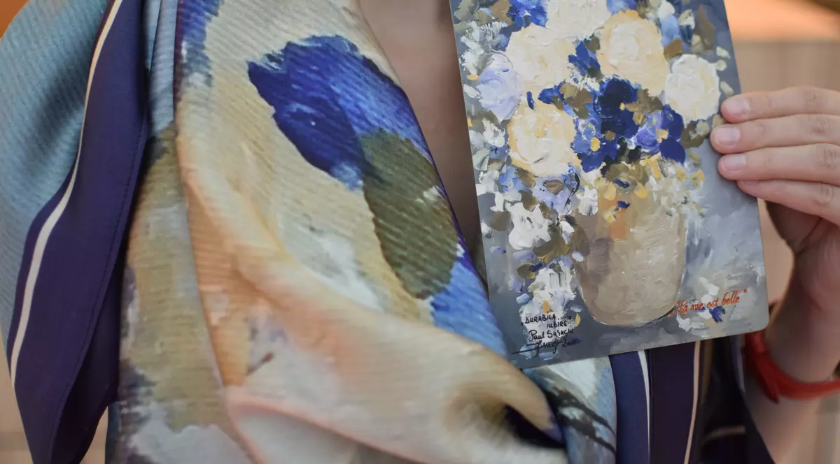 EXCLUSIV/Tablourile cu flori ale lui Fuego, inspirație pentru fashion. S-au transformat într-o colecție de eșarfe ”premium”