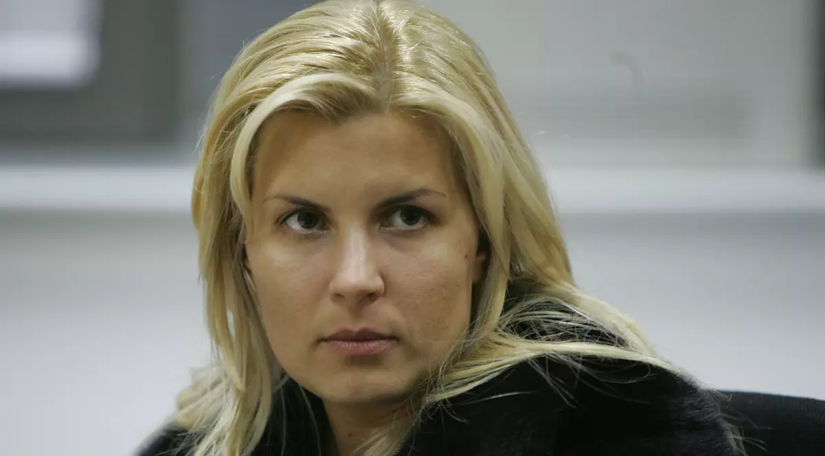 Elena Udrea poate fi adusă în țară, după condamnarea în Dosarul Bute. Elena Udrea, supărată și îngândurată, îmbrăcată într-o haină de culoare neagră