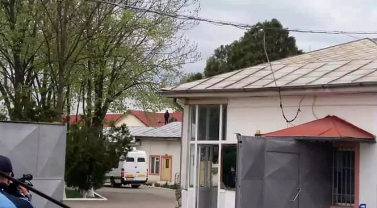 Continuă protestul la înălțime al deținutului de Penitenciarul Focșani.