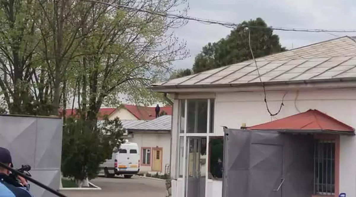 Deținutul de la Penitenciarul Focșani a coborât de pe clădire după trei zile