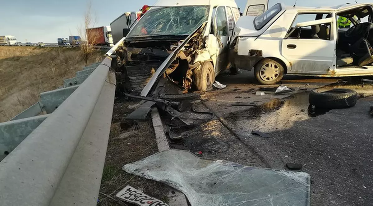 Mașină de poliție, implicată într-un grav accident la Pașcani