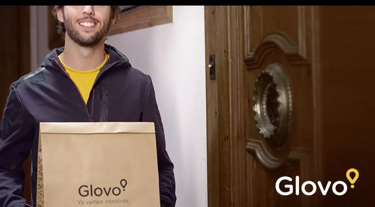 Un nou concurent pentru Uber Eats: Aplicația Glovo se lansează în România. Livrator Glovo