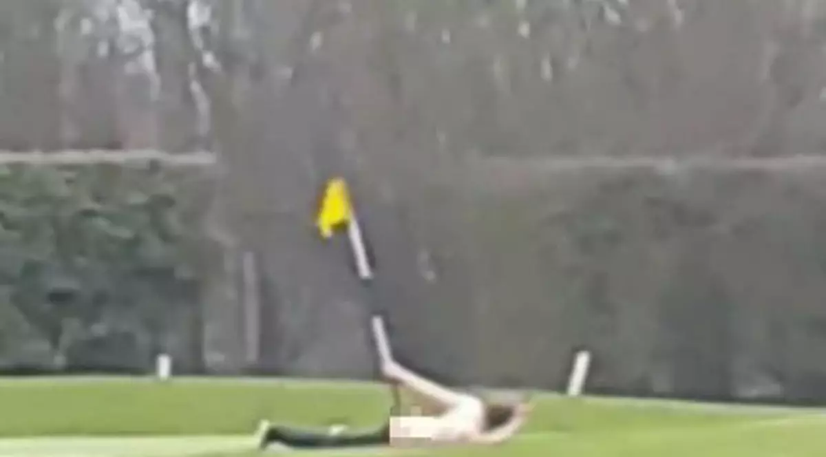 VIDEO | Un bărbat a încercat să întrețină relații sexuale cu o gaură de pe un teren de golf. Scena șocantă a fost filmată