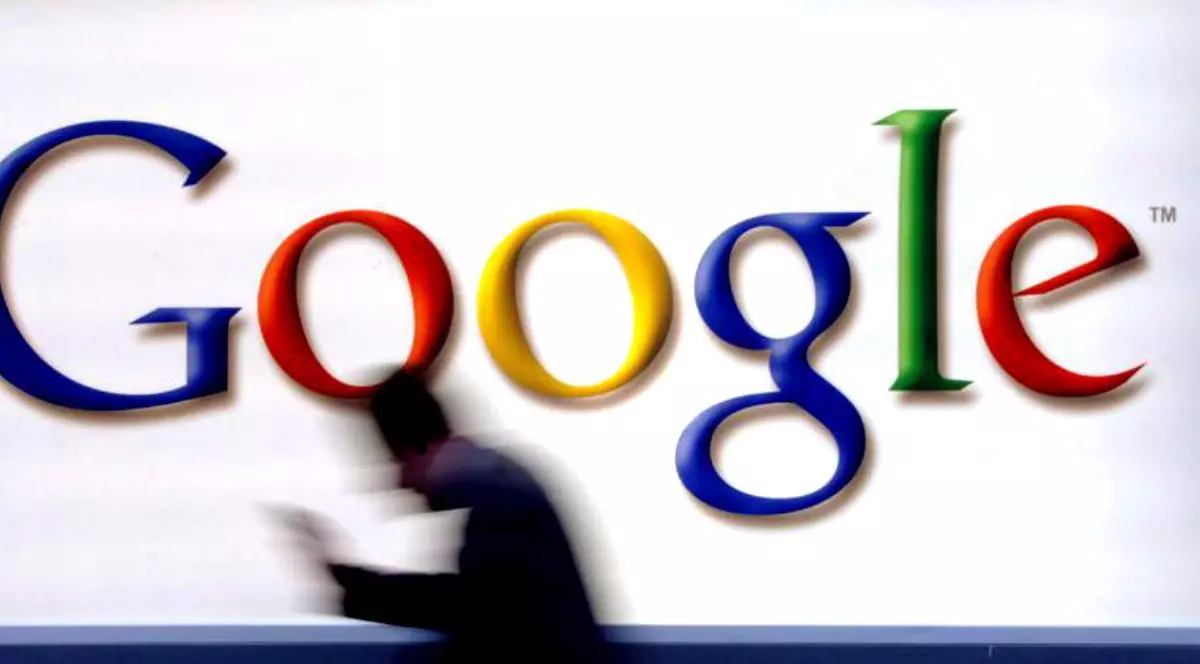 Google i-a răspuns lui Donald Trump, după acuzațiile președintelui SUA. Logo-ul Google cu un om care trece prin fața lui