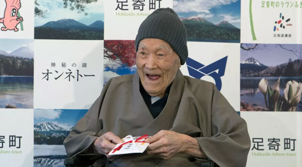 Masazo Nonaka a devenit cel mai bătrân bărbat de pe planetă. Nonaka la îmânarea diplomei