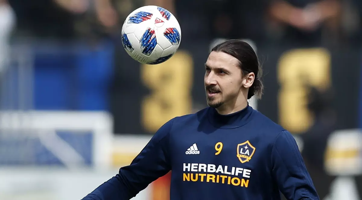 Ibrahimovici râde de Cristiano Ronaldo: ”Să încerce și de la 40 de metri!”