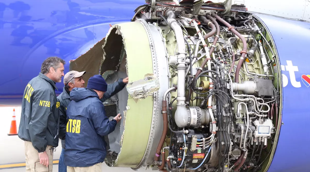 FOTO | O femeie a murit după ce a fost "aspirată" de motorul unui avion, care a explodat în zbor