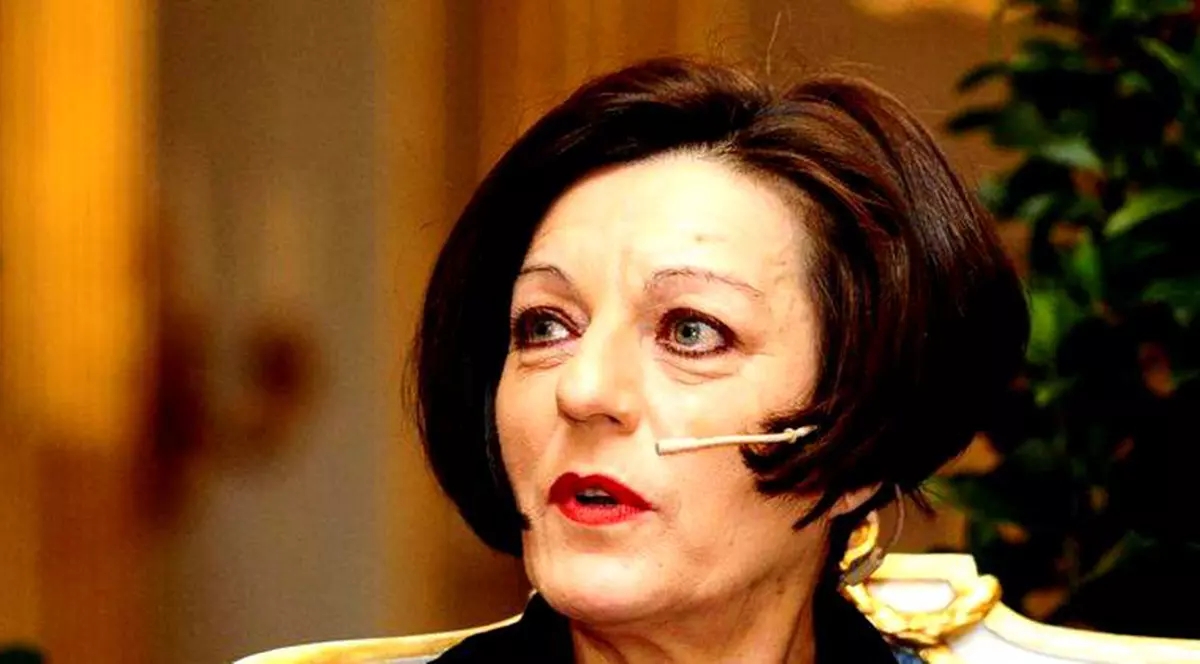 Reacția scriitoarei Herta Muller, după ce a fost suspendată din Uniunea Scriitorilor. Herta Muller, cu un microfon wireless, mic și alb, montat în dreptul gurii