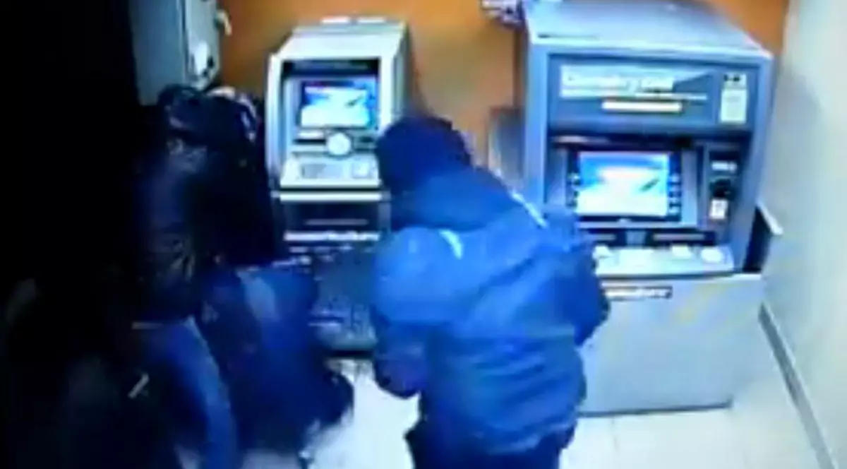 Un hoț din Rusia a spart degeaba un bancomat. Spargatori de bancomate, filmați în timpul unui jaf