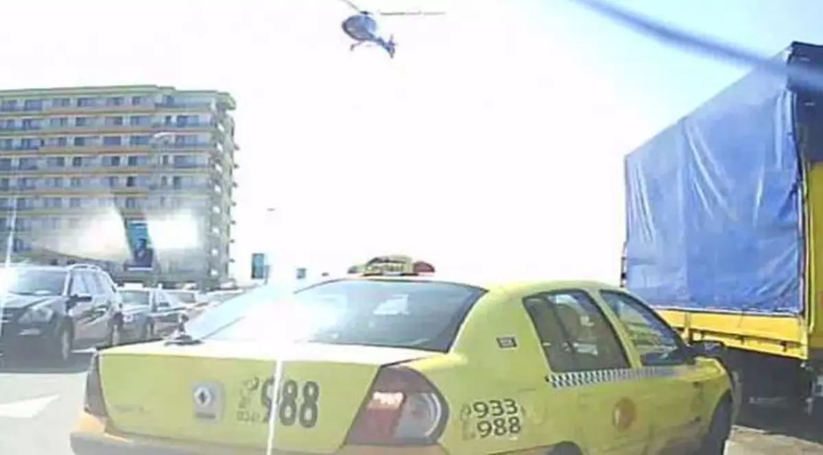 Noi imagini cu elicopterul din Mamaia. Era cât pe ce să accidenteze turiștii aflați pe faleză