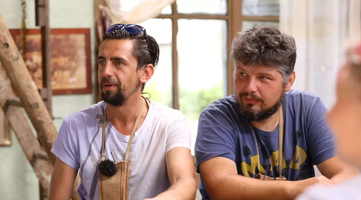 FOTO EXCLUSIV/ Cosmin Natanticu și-a serbat ziua de naștere la Ferma Vedetelor. A sperat la un tort de urdă și a primit unul de ciocolată