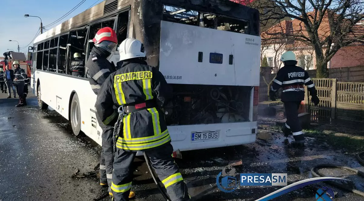 Autobuz în flăcări la Satu Mare. Pompierii au intervenit de urgență