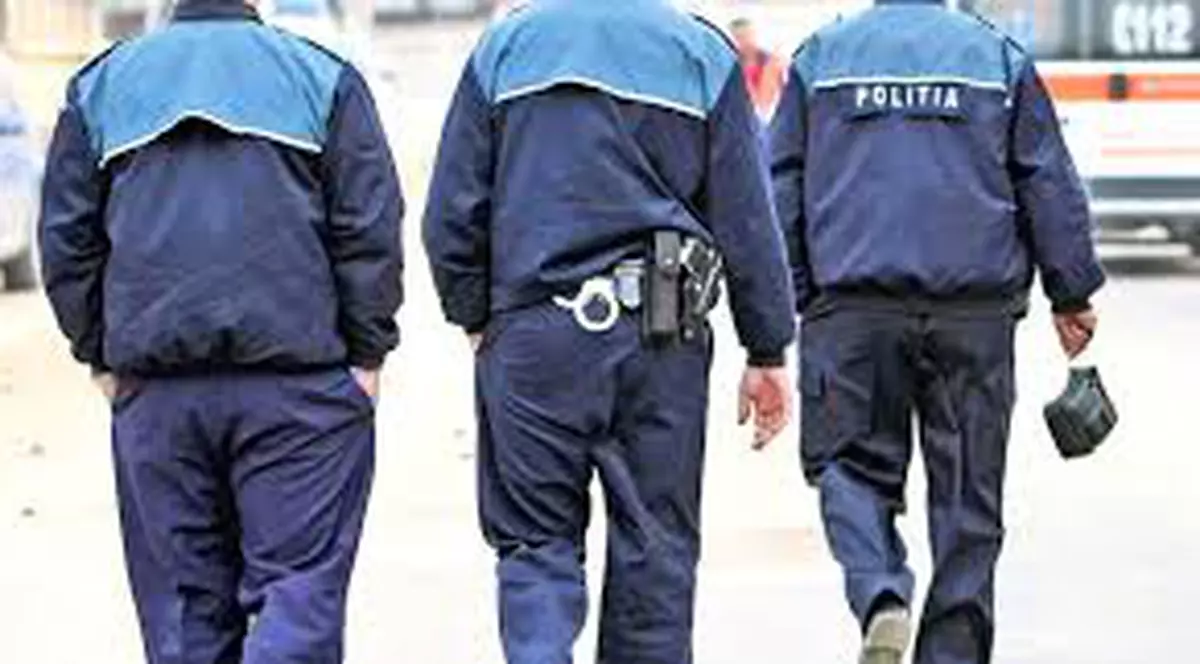 Polițiștii și militarii primesc banii pentru norma de hrană și de echipament înainte de Paște. Trei polițiști merg pe stradă