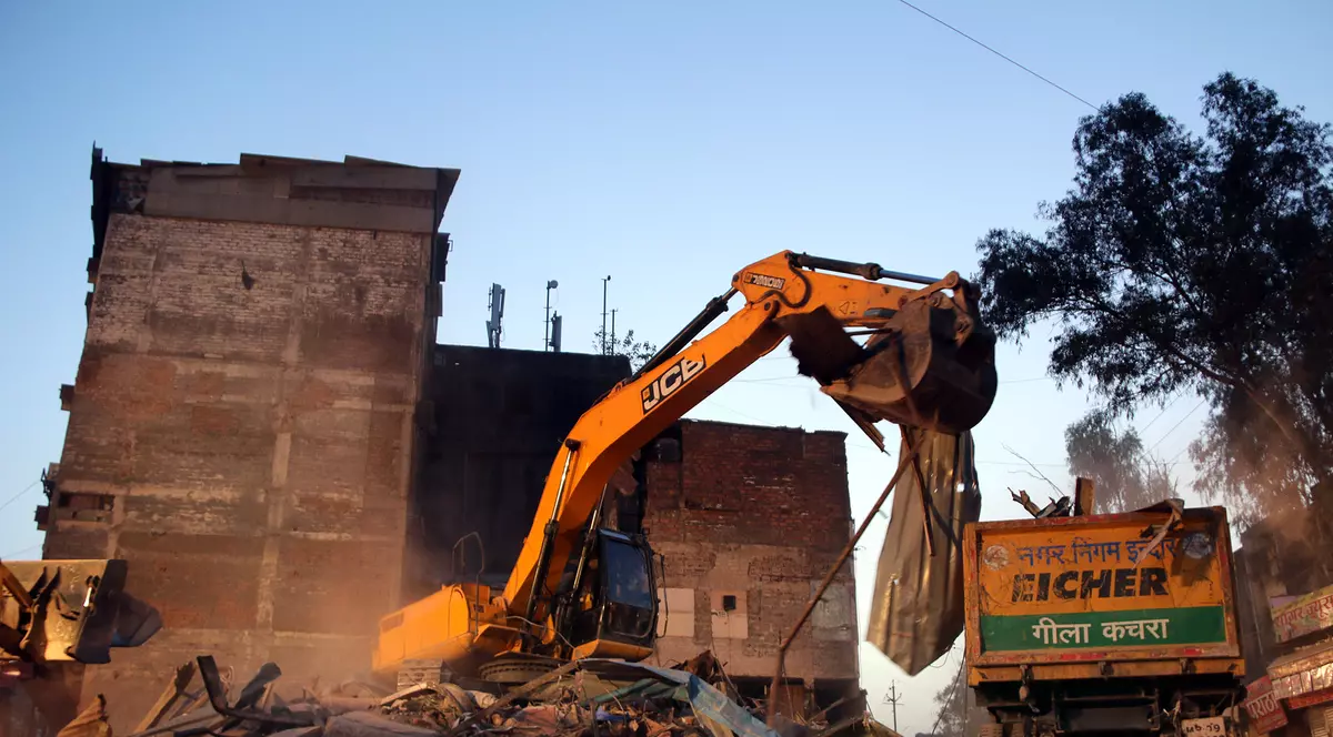 hotel din India s-a prăbușit după ce o mașină a intrat în el. O macara curăța locul în care s-a prăbușit hotelul